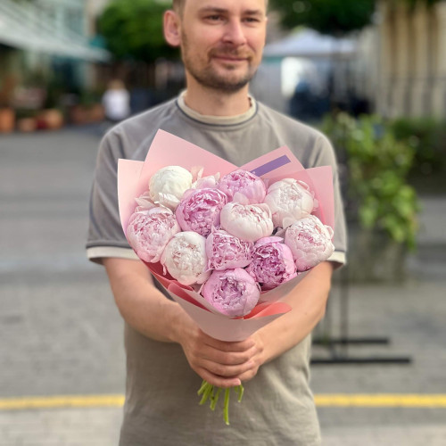 Букет из 11 пышных пионов «Зефирная пастель»