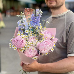 Легкий польовий букет з півоніями та блакитним дельфініумом «Ароматні стежки»