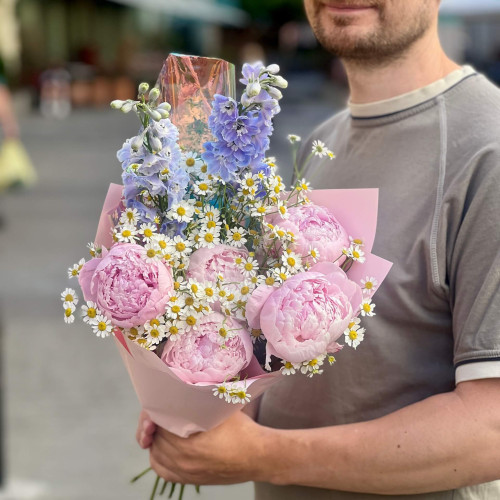 Легкий польовий букет з півоніями та блакитним дельфініумом «Ароматні стежки»