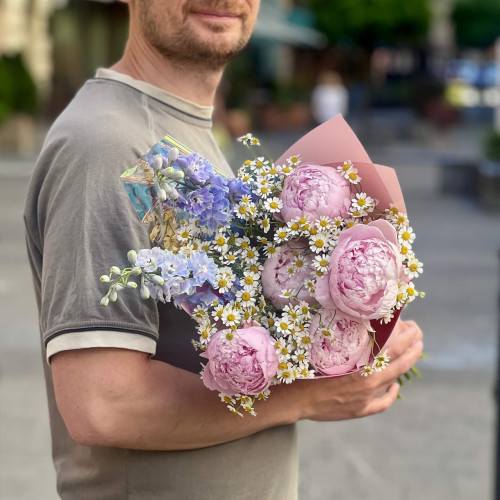 Легкий польовий букет з півоніями та блакитним дельфініумом «Ароматні стежки»