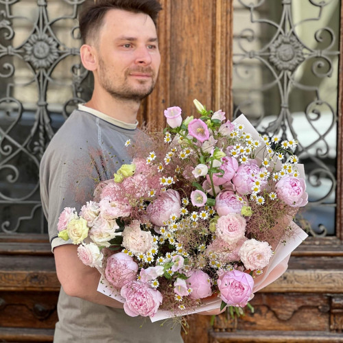 Изысканный букет с пионами «Цветочная паутинка»