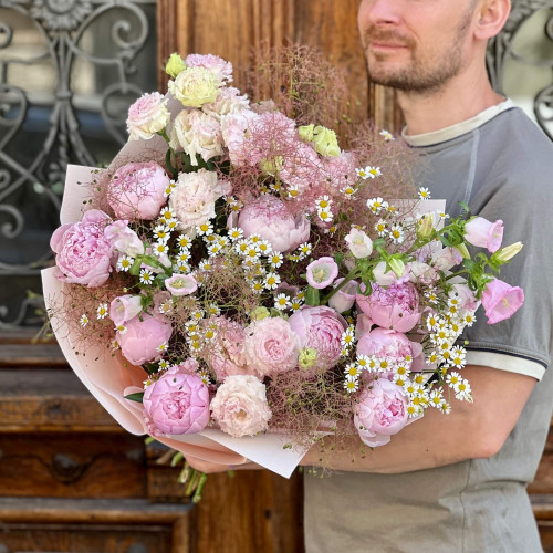 Изысканный букет с пионами «Цветочная паутинка»