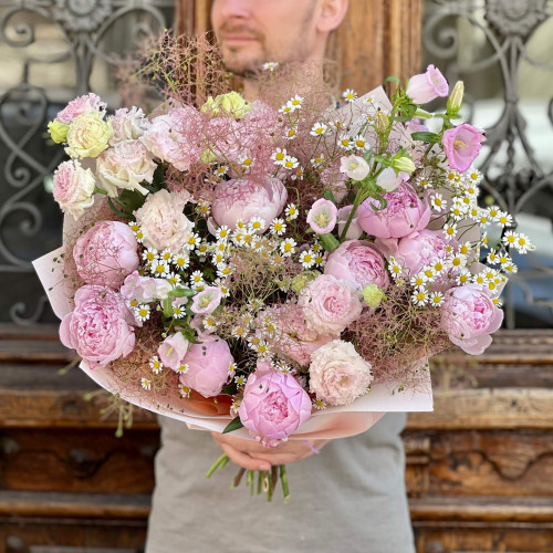 Изысканный букет с пионами «Цветочная паутинка»