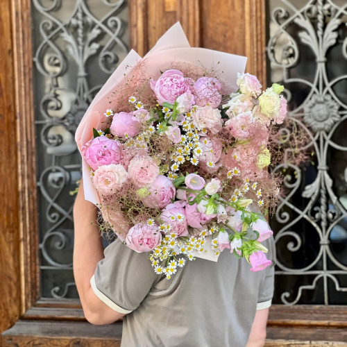 Изысканный букет с пионами «Цветочная паутинка»