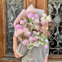 Изысканный букет с пионами «Цветочная паутинка»