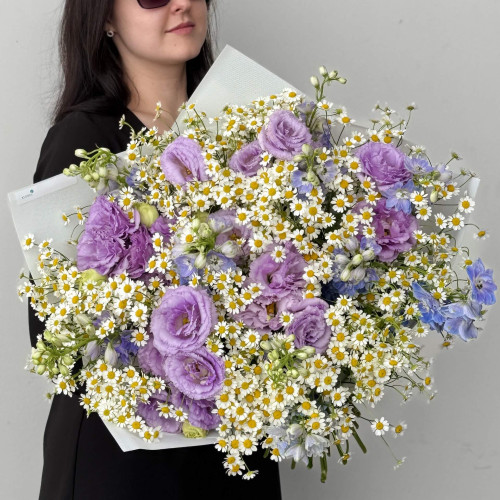 Фантастичний польовий букет з танацетумом та еустомою «Поцілунок в Провансі»
