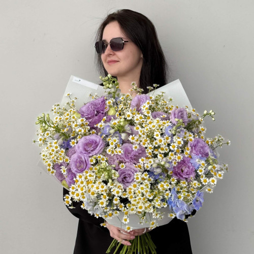 Фантастичний польовий букет з танацетумом та еустомою «Поцілунок в Провансі»