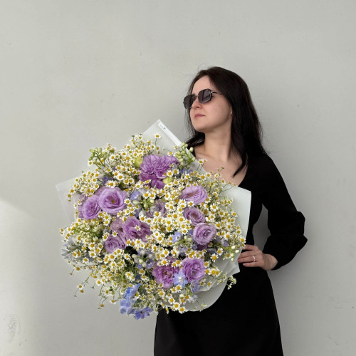 Фантастичний польовий букет з танацетумом та еустомою «Поцілунок в Провансі»