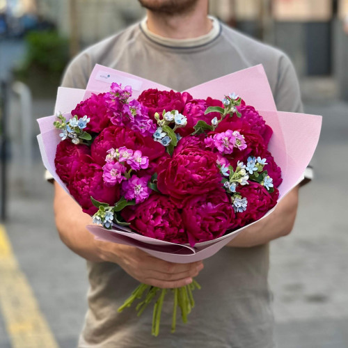 Яскравий букет з півоніями та оксіпеталумом «Ожиновий марципан»