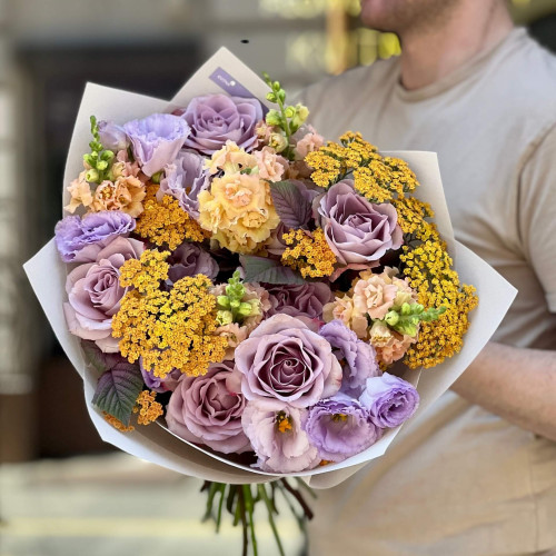 Незвичний контрастний букет «Аметистове сонце»