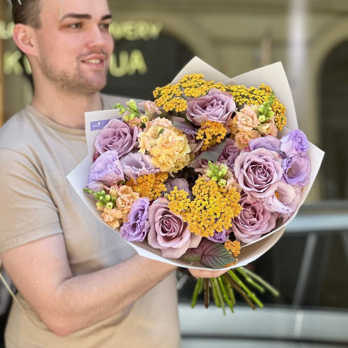 Незвичний контрастний букет «Аметистове сонце»