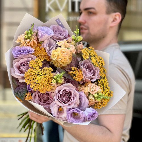 Незвичний контрастний букет «Аметистове сонце»