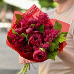 Бордовий букет з півонією Red Charm «Пристрасть»