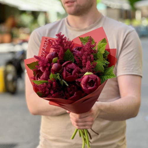 Бордовий букет з півонією Red Charm «Пристрасть»