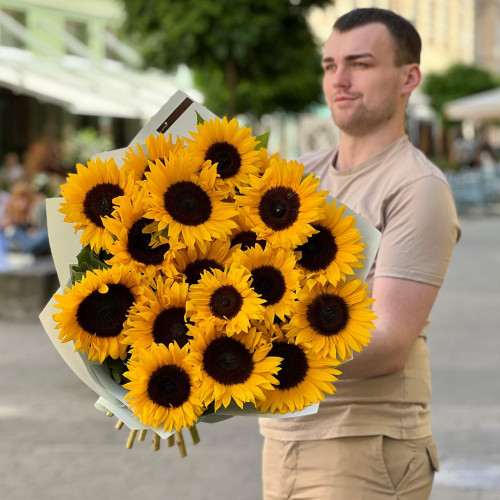 21 соняшник сорту Sunrich у букеті «Польова посмішка»