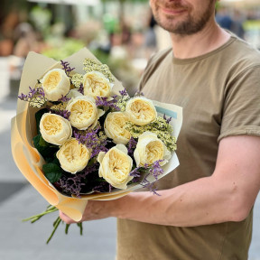 Ніжний букет з піоновидними трояндами сорту Nona «Лимон та чорниця»