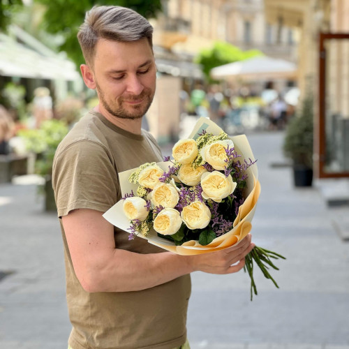 Ніжний букет з піоновидними трояндами сорту Nona «Лимон та чорниця»