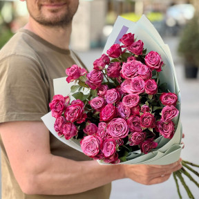 9 гілок кущової піоновидної троянди Purple Queen у букеті «Виноградний парфум»