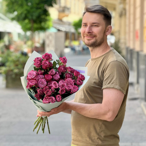 9 гілок кущової піоновидної троянди Purple Queen у букеті «Виноградний парфум»