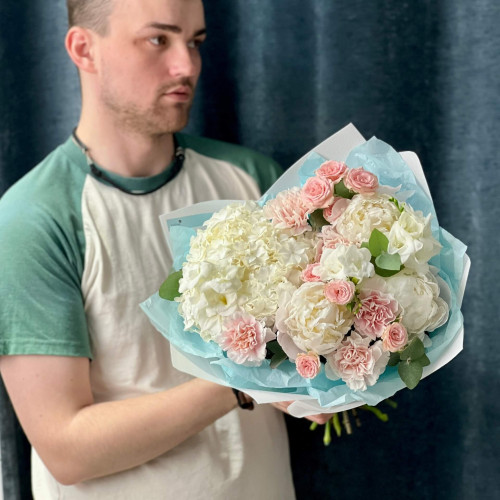 Світлий вишуканий букет з гортензією «Ніжненька Ольга»