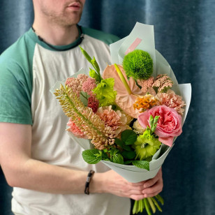 Яскравий екзотичний букет з антуріумом «Тропіки для Олічки»