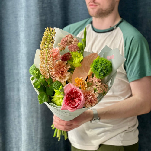 Яскравий екзотичний букет з антуріумом «Тропіки для Олічки»