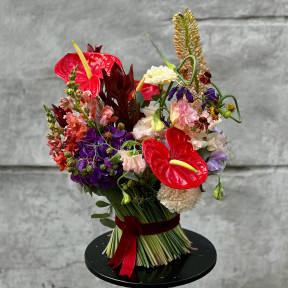 Квітковий сніп з яскравим антуріумом «Серце Амура»