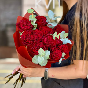 11 піоновидних троянд сорту Hearts у букеті «Багряне серце»