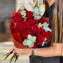 11 піоновидних троянд сорту Hearts у букеті «Багряне серце»