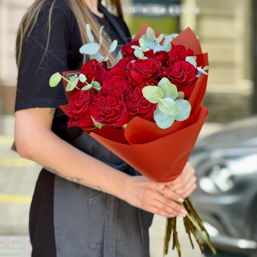 11 піоновидних троянд сорту Hearts у букеті «Багряне серце»
