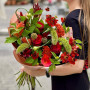 Цікавий букет в багряних кольорах «Соковитий сад»