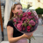 Яскравий букет з кущовою трояндою «Сливова галявина»