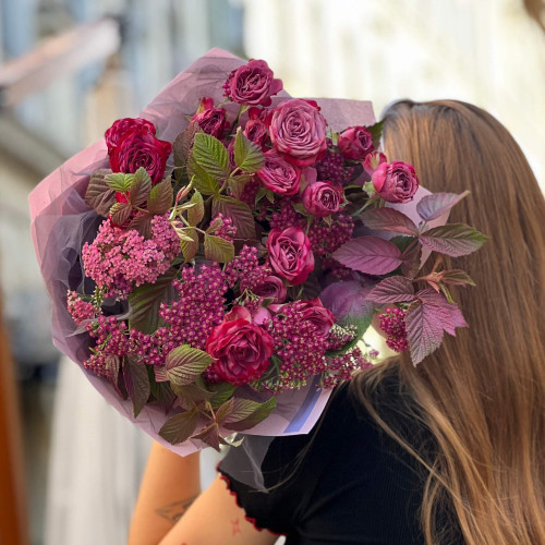 Яскравий букет з кущовою трояндою «Сливова галявина»