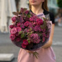 Яскравий букет з кущовою трояндою «Сливова галявина»