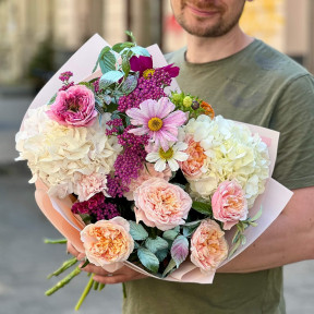 Романтичний букет в пастельних тонах з гортензією та піоновидними трояндами «Ніжна Емілі»