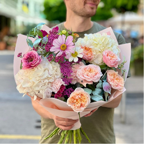 Романтичний букет в пастельних тонах з гортензією та піоновидними трояндами «Ніжна Емілі»