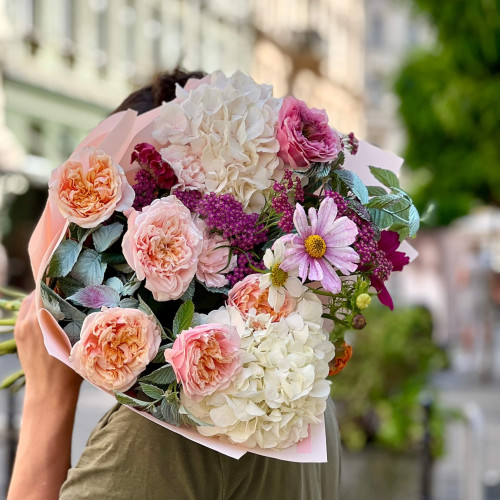 Романтичний букет в пастельних тонах з гортензією та піоновидними трояндами «Ніжна Емілі»