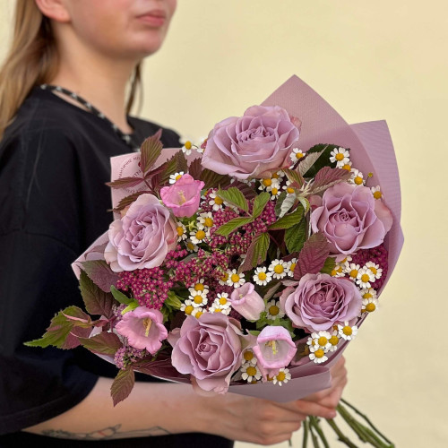 Милий букет в пурпурових відтінках з трояндою Memory Lane «Квітковий хоровод»