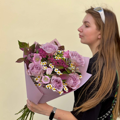 Милий букет в пурпурових відтінках з трояндою Memory Lane «Квітковий хоровод»