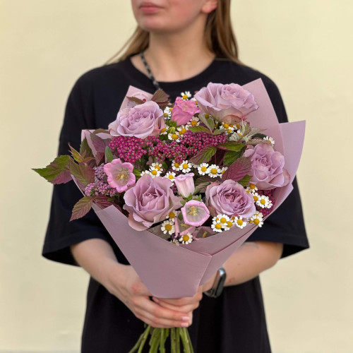 Милий букет в пурпурових відтінках з трояндою Memory Lane «Квітковий хоровод»