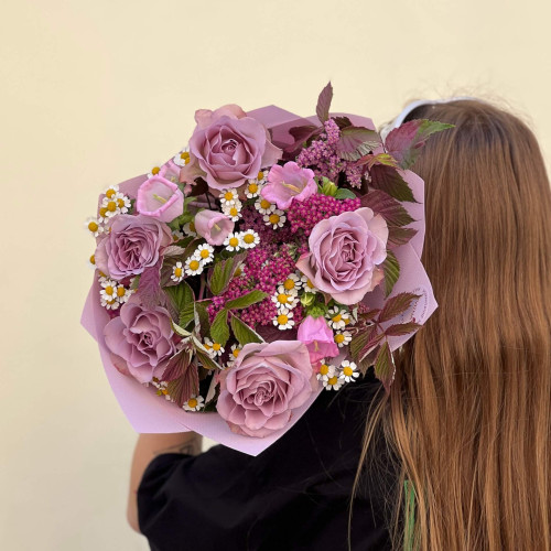 Милий букет в пурпурових відтінках з трояндою Memory Lane «Квітковий хоровод»