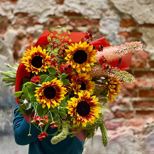 Voluminous summer bouquet with sunflowers «Passionate Sun»