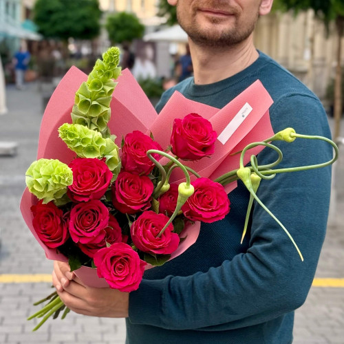 11 малинових троянд Madam Cerise у букеті «Яскрава вечірка»