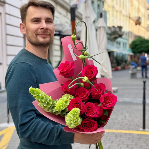 11 малинових троянд Madam Cerise у букеті «Яскрава вечірка»