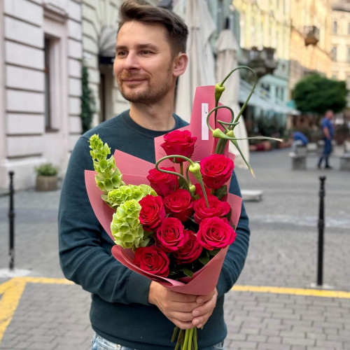 11 малинових троянд Madam Cerise у букеті «Яскрава вечірка»