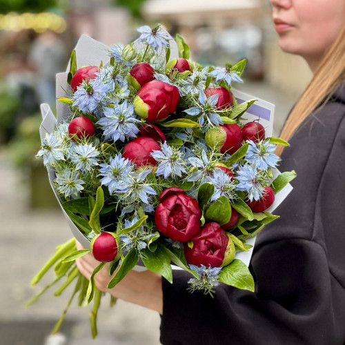 Контрастний букет з півоніями та нігелою «Рубінові зорі»