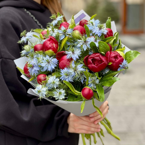Контрастний букет з півоніями та нігелою «Рубінові зорі»