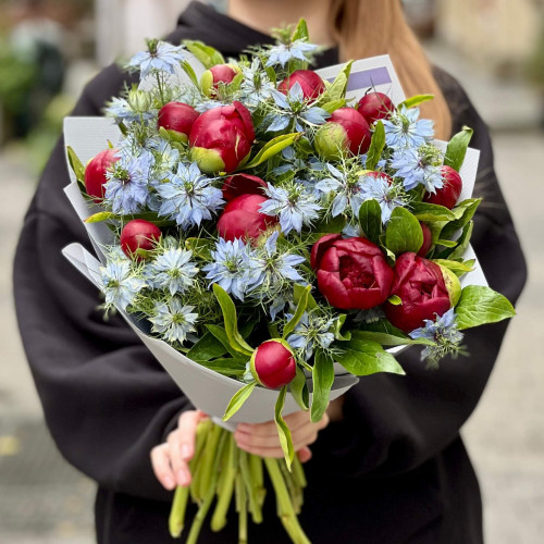 Контрастний букет з півоніями та нігелою «Рубінові зорі»