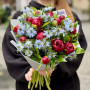 Контрастний букет з півоніями та нігелою «Рубінові зорі»