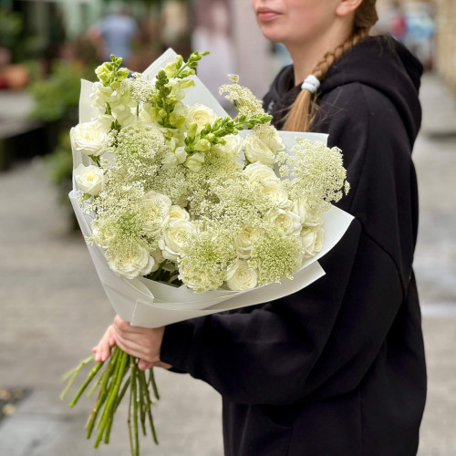Світлий букет з піоновидною кущовою трояндою «Запашний оберемок»